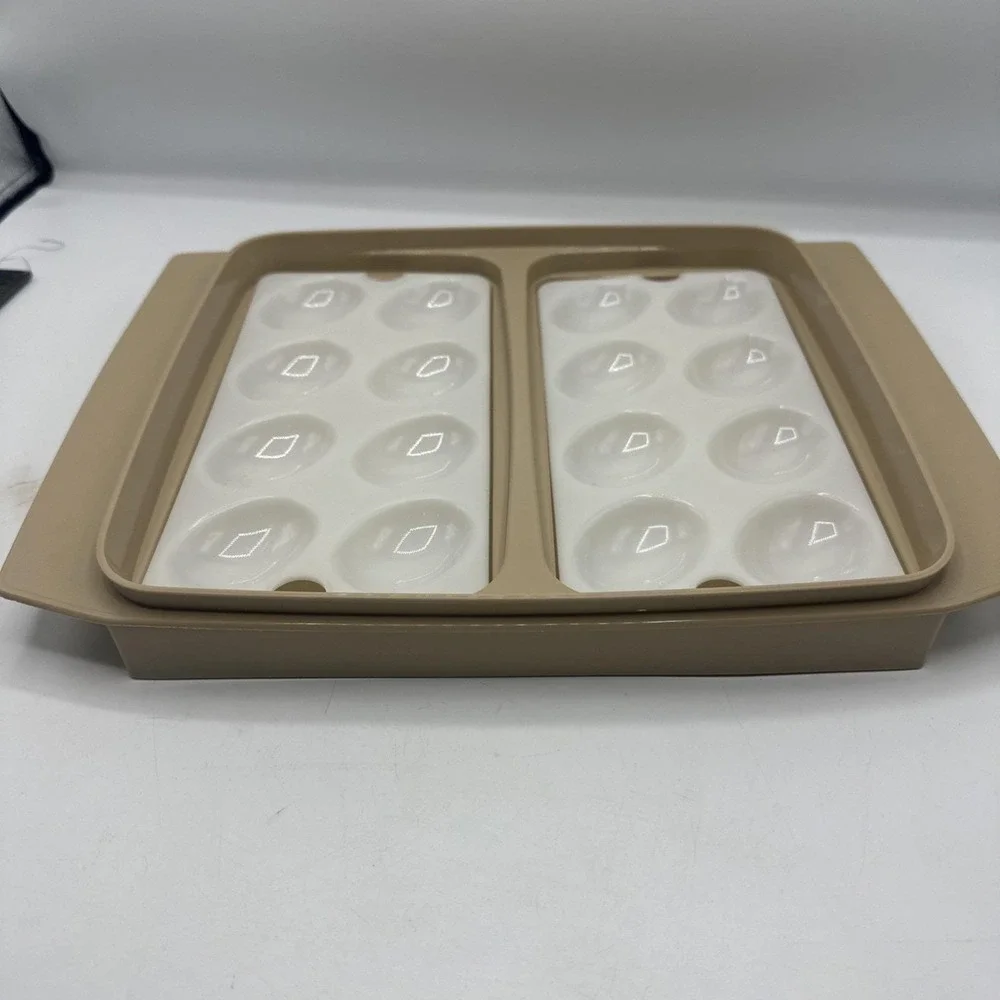 Tupperware 16 Count Deviled Egg Container / Carrier  #723-3 YY1 Vintage